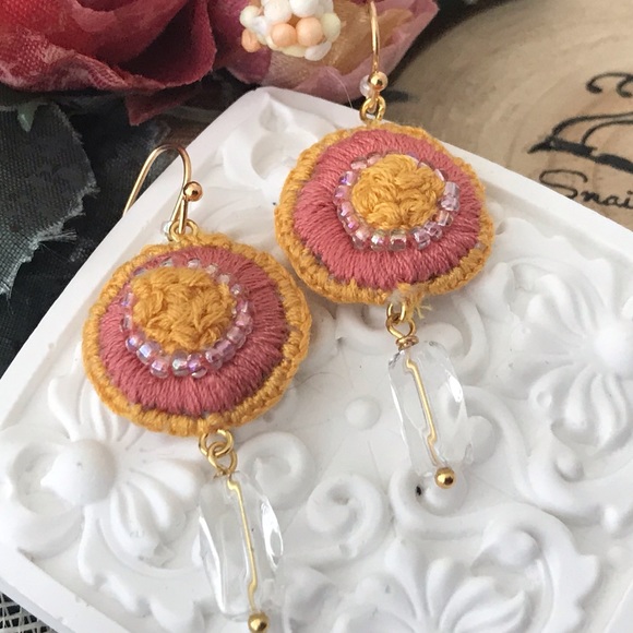 Organic looking handmade embroidery earrings - Picture 5 of 7